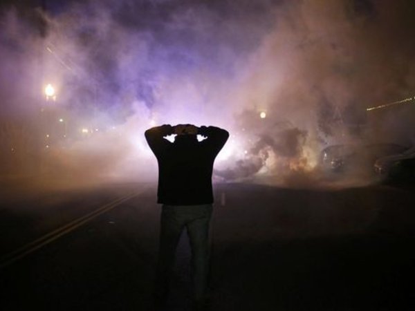 BREAKING - Ferguson: tout un pays prend feu. Tirs à balles r���/�0;feu. Tirs à balles réelles contre la police
