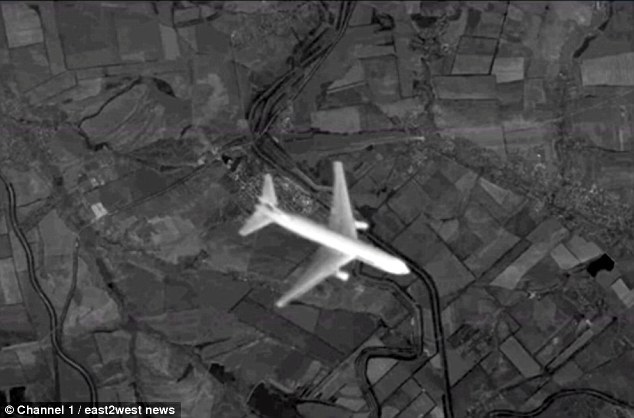 On a prétendu que la source mystérieuse qui a fourni les images a conclu qu’ils ont montré «comment un avion de chasse Mig-29 (photo) détruit l’avion de ligne de Boeing”