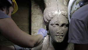 Grèce&#��x3A; Deux gardiennes de marbre découvertes dans le grand tombeau d'Amphipolis