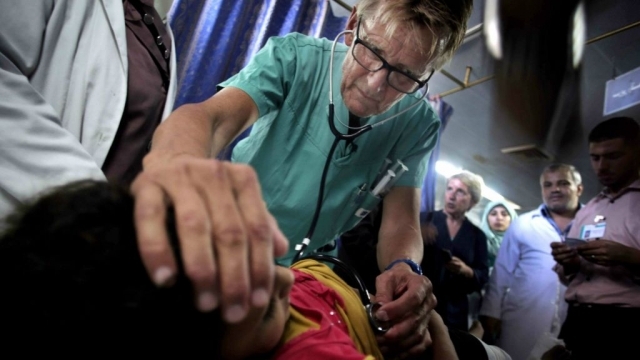 Un médecin norvégien a soigné trop de palestiniens, Israël l'expulse à vie