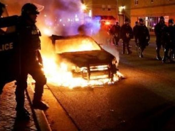 BREAKING - Ferguson: tout un pays prend feu. Tirs à balles réelles contre la police