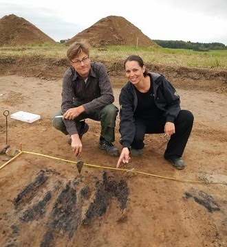 Søren Sindbæk et Nanna Holm ont découvert des restes de bois brûlé au niveau de l'un des portes. Image: Danish Castle Centre