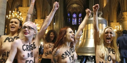 Les 9 femens relaxées après avoir dégradé une cloche à Notre-Dame, les 3 vigiles qui les ont expulsé condamnés
